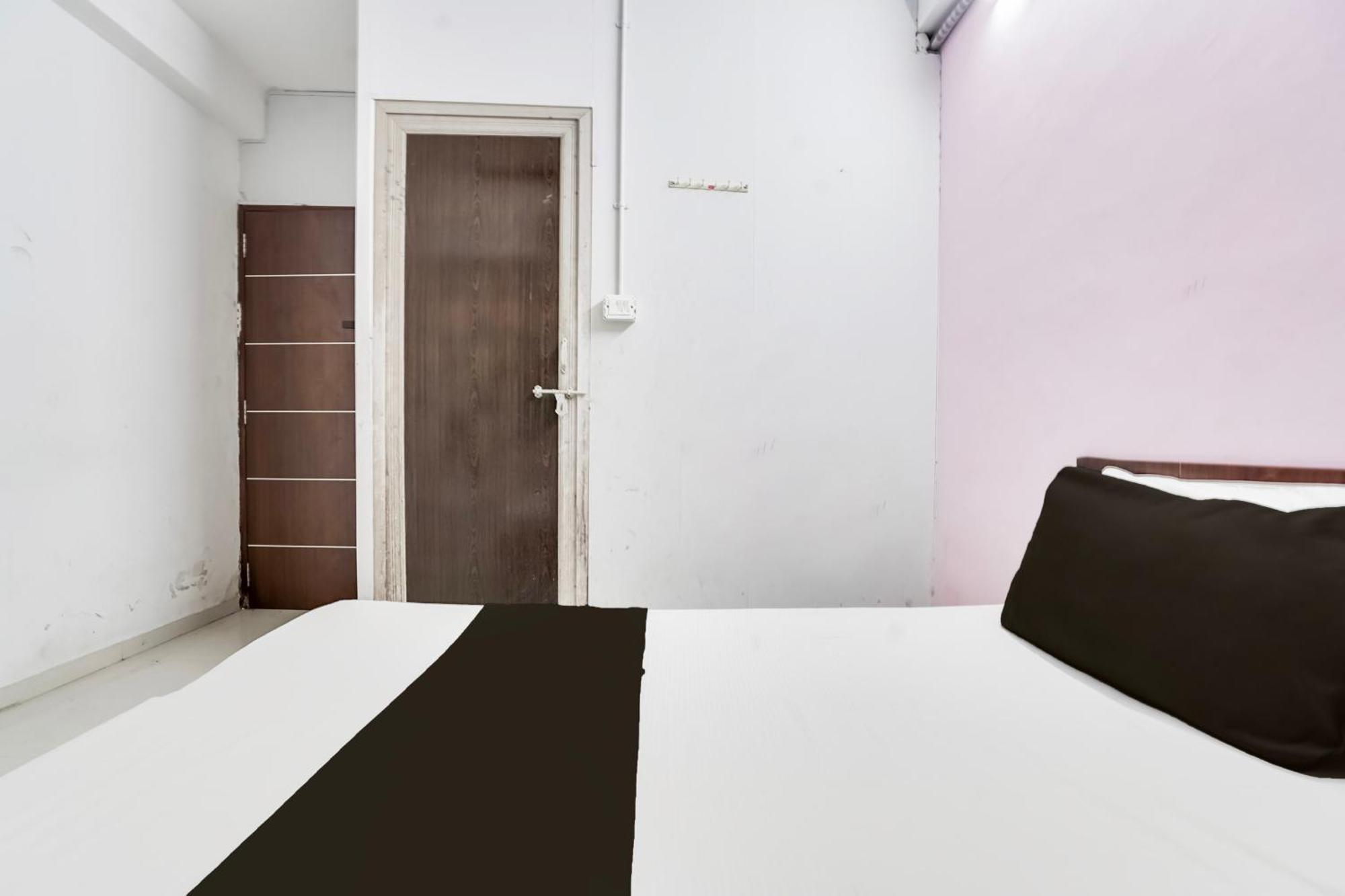 Hotel O Day Night Rooms Surate Exterior foto