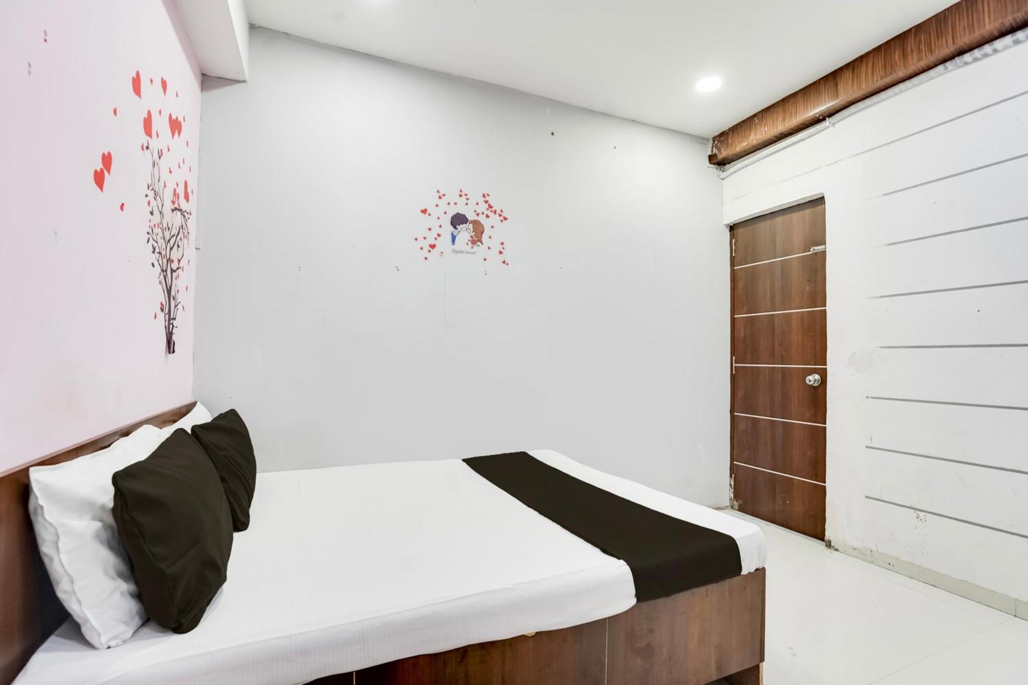 Hotel O Day Night Rooms Surate Exterior foto
