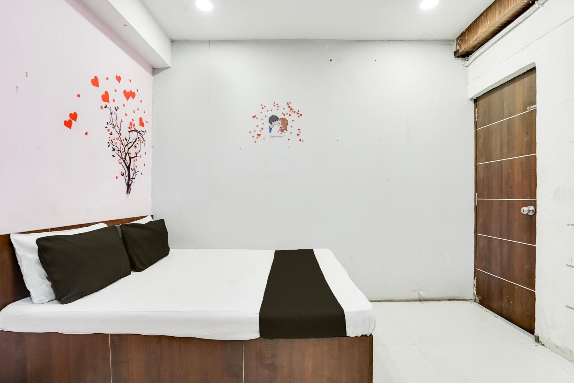 Hotel O Day Night Rooms Surate Exterior foto